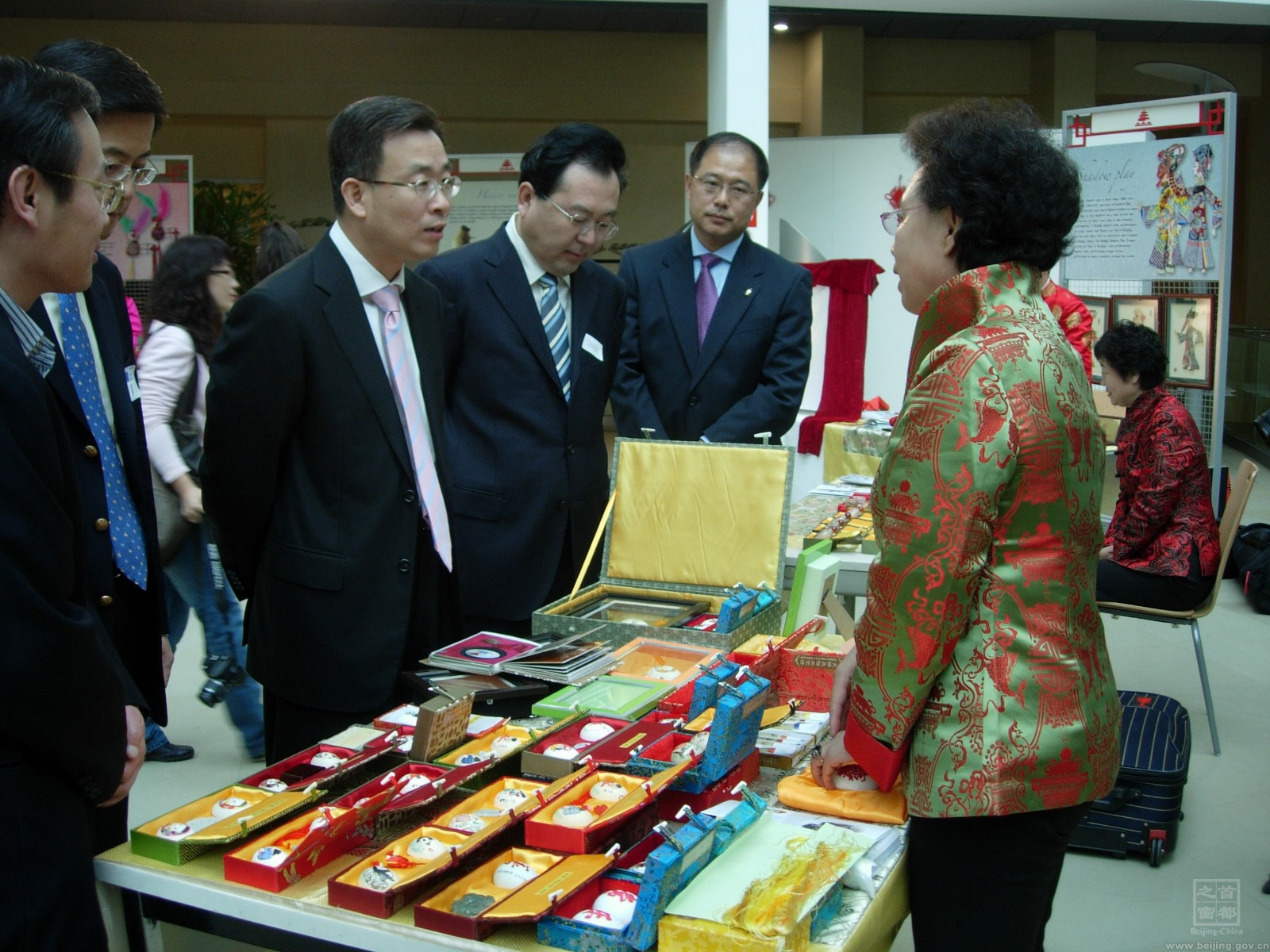 從2009年開始，趙偉帶著彩蛋藝術品，隨著文化交流團體走出國門，將中國的傳統(tǒng)工藝展示給外國朋友，中國彩蛋受到了全世界人們的喜愛，2016年更是隨著習主席去了美國做文化交流。.jpg