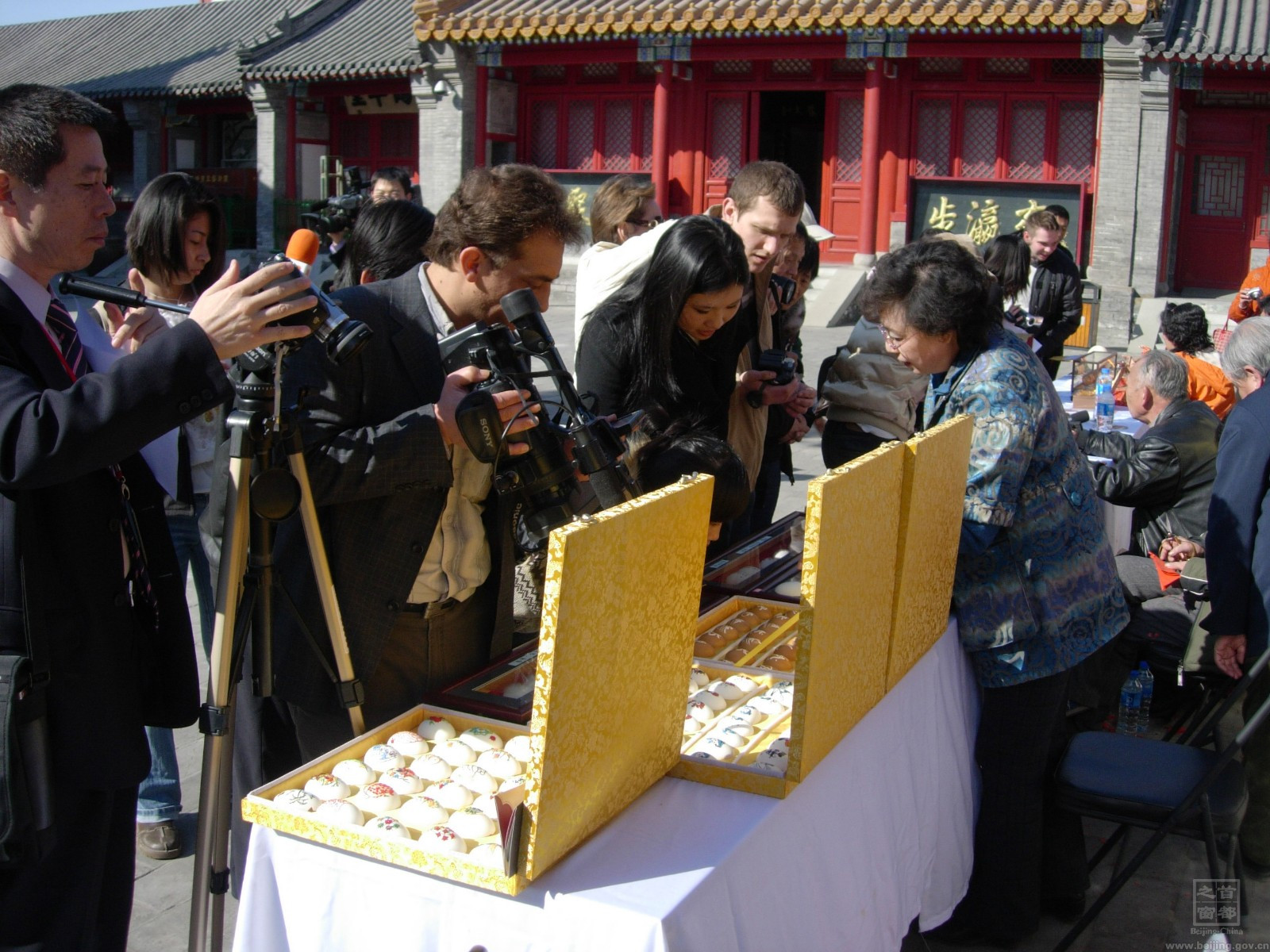 七年期間，趙偉不僅在國內(nèi)辦展，還隨文化交流團體走出國門，進行文化交流，足跡遍布歐洲、北美、非洲、東南亞。.jpg