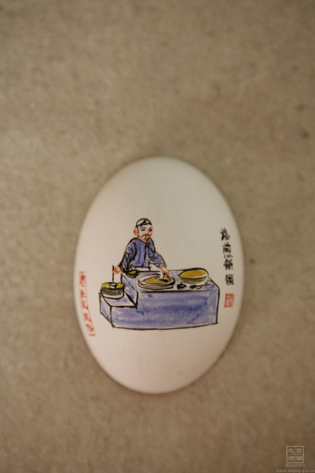 制作彩蛋的蛋殼要采用吃粉狀飼料的雞鴨產(chǎn)的蛋，這樣的蛋表皮光滑，吃顆粒飼料的雞鴨產(chǎn)的蛋就不能用。趙偉每次都到種鴨場親自去挑選，而且是在孵化鴨子之前先挑蛋。.jpg