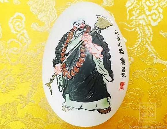 彩蛋的傳統(tǒng)畫法是在整蛋上作畫。首先，在整蛋的三分之二處打眼；其次，把蛋液清理干凈，這個過程需要往蛋內(nèi)打水反復(fù)清洗；然后，完全控干，需要陰干，不能暴曬；最后，將蛋殼打磨光滑。繪畫的時候，要把清理蛋液的眼兒畫在畫里，這樣從表面看，蛋殼是絕對完整的，所以趙偉出國做文化交流時，外國朋友問的最多的就是蛋液是怎么出來的，感覺像魔術(shù)一般神奇。.jpg