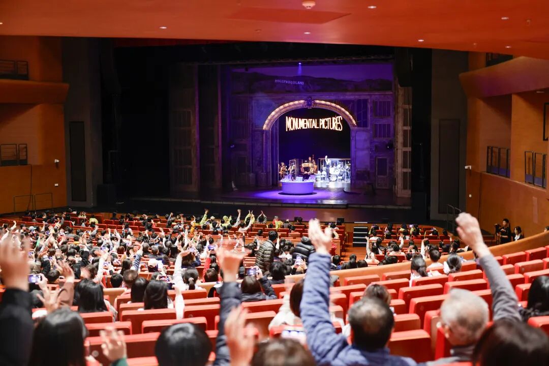 首演夜 |《雨中曲》歡樂(lè)回歸 夢(mèng)幻再啟雨中歡歌