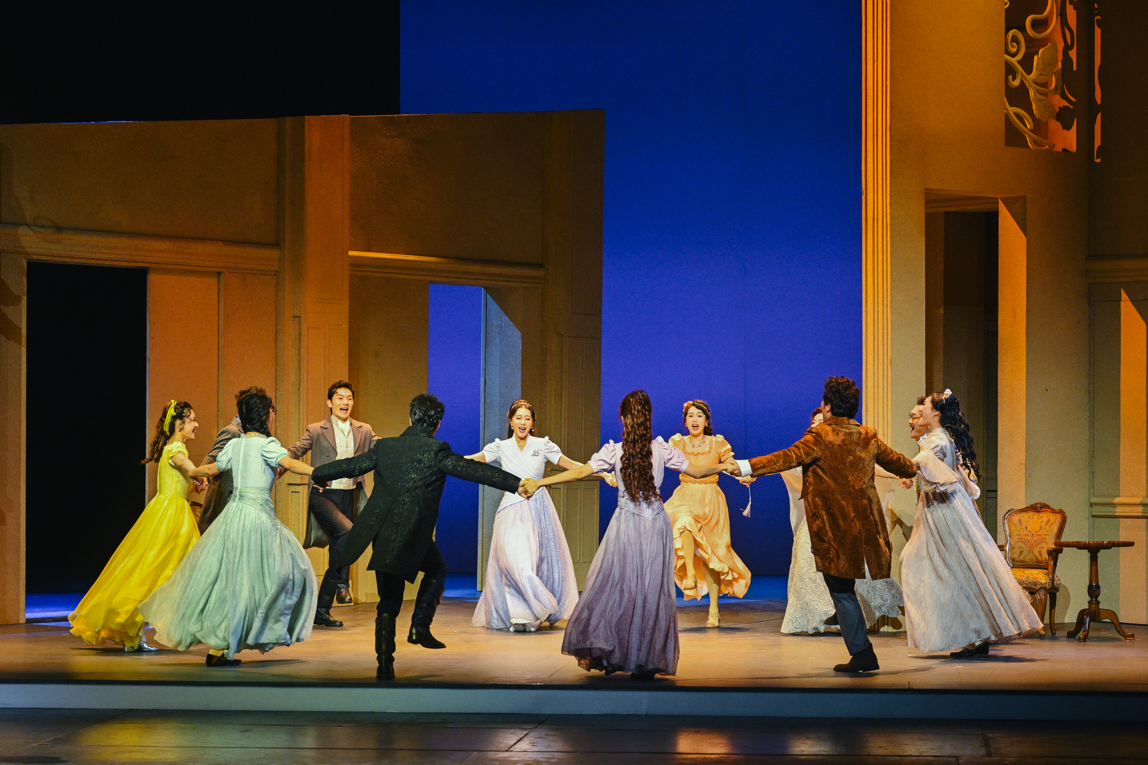 匠心演繹經(jīng)典 朗博恩村溫暖重逢 國家大劇院制作話劇《傲慢與偏見》第二輪首演圓滿啟幕