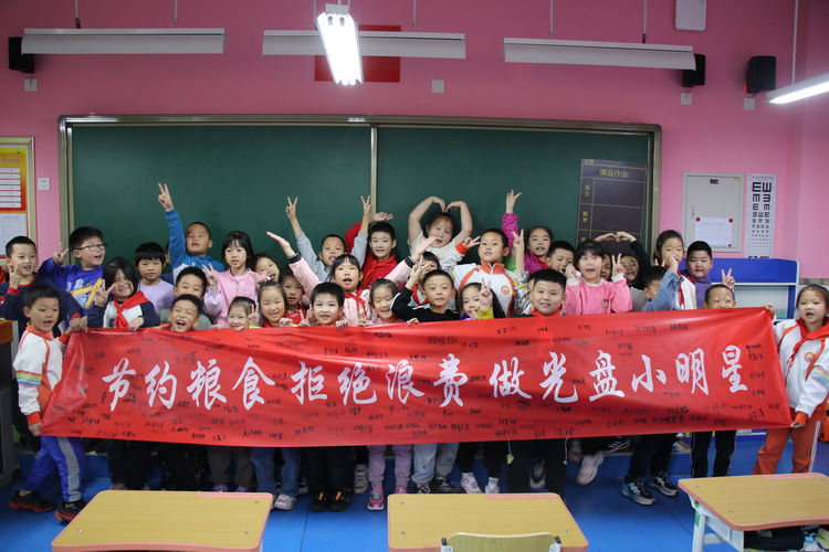 開(kāi)展愛(ài)糧節(jié)糧承諾簽字活動(dòng)