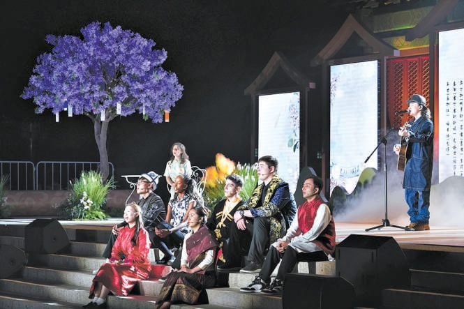 昨晚，西城區(qū)2026“百年丁香詩會”系列文化活動在報國寺內(nèi)啟幕，本屆“百年丁香詩會”以“丁香為信、青春如詩”為主題。