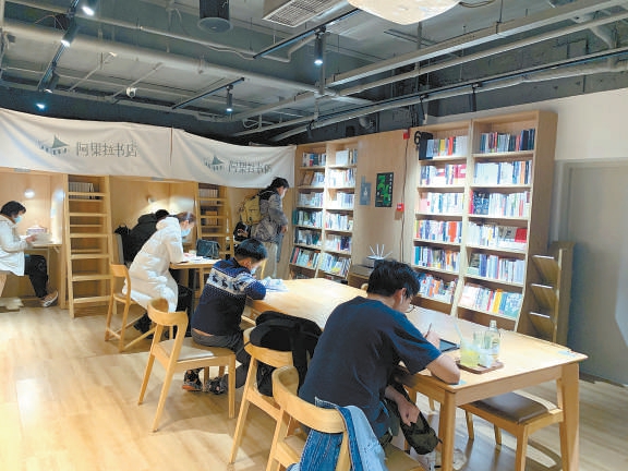 晚上的阿果拉書店會變身，一邊是明亮的閱讀空間，另一邊是暗色的酒吧。