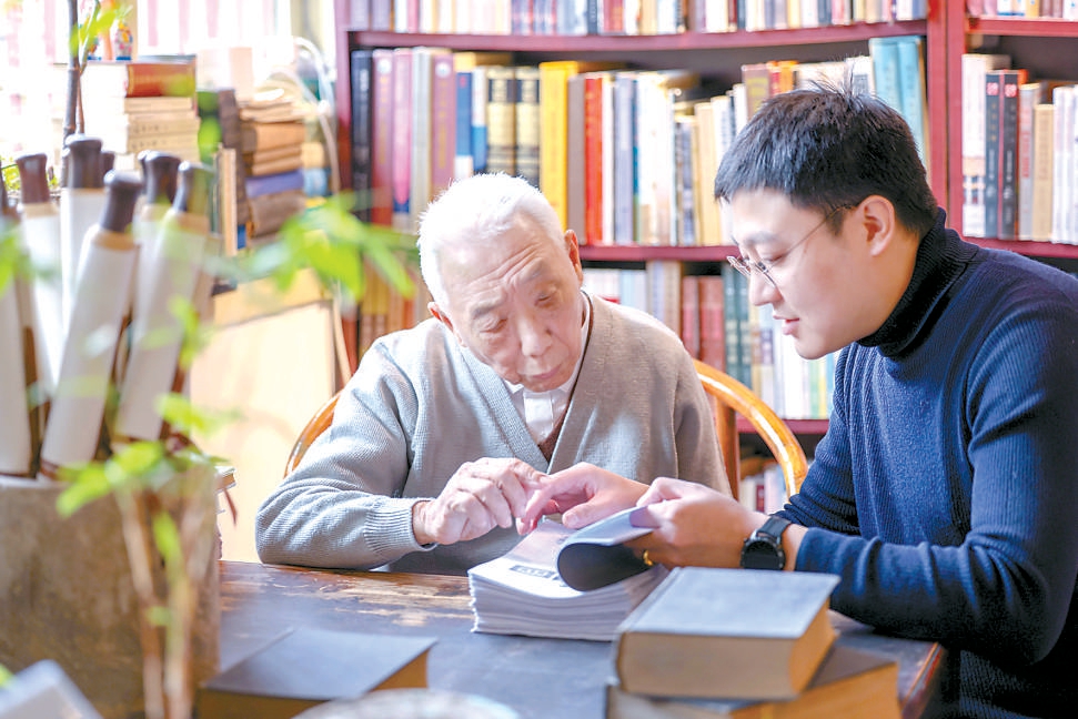 崔勇和老讀者商量圖書出版事宜。（潘之望 攝）