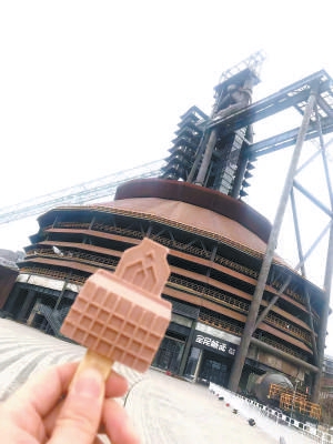 　以三高爐為原型制作的“大高爐雪糕”是書店里最熱門的單品。