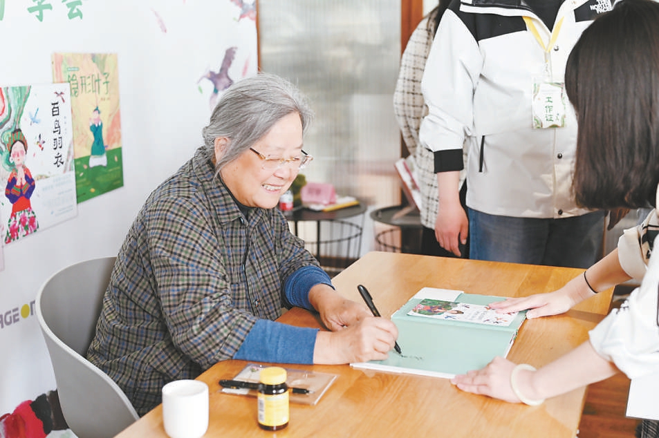 蔡皋在給讀者簽名。