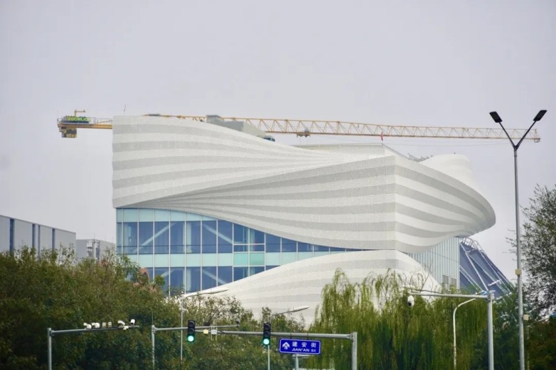 亦城書院從外看猶如被“金屬流云”環(huán)抱