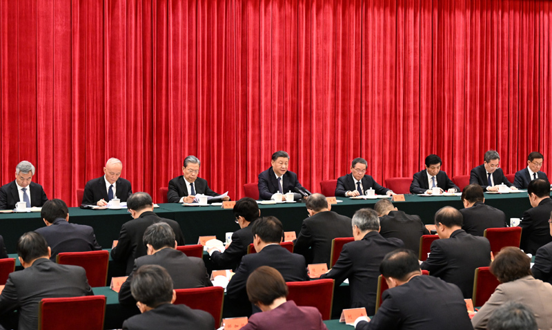 12月26日，中共中央在北京人民大會(huì)堂舉行紀(jì)念毛澤東同志誕辰130周年座談會(huì)。習(xí)近平、李強(qiáng)、趙樂際、王滬寧、蔡奇、丁薛祥、李希、韓正等出席座談會(huì)。