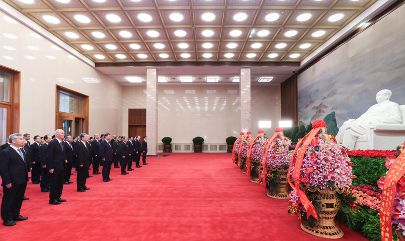 12月26日，中共中央在北京人民大會(huì)堂舉行紀(jì)念毛澤東同志誕辰130周年座談會(huì)。座談會(huì)前，習(xí)近平、李強(qiáng)、趙樂際、王滬寧、蔡奇、丁薛祥、李希、韓正等領(lǐng)導(dǎo)同志來到毛主席紀(jì)念堂瞻仰毛澤東同志遺容。