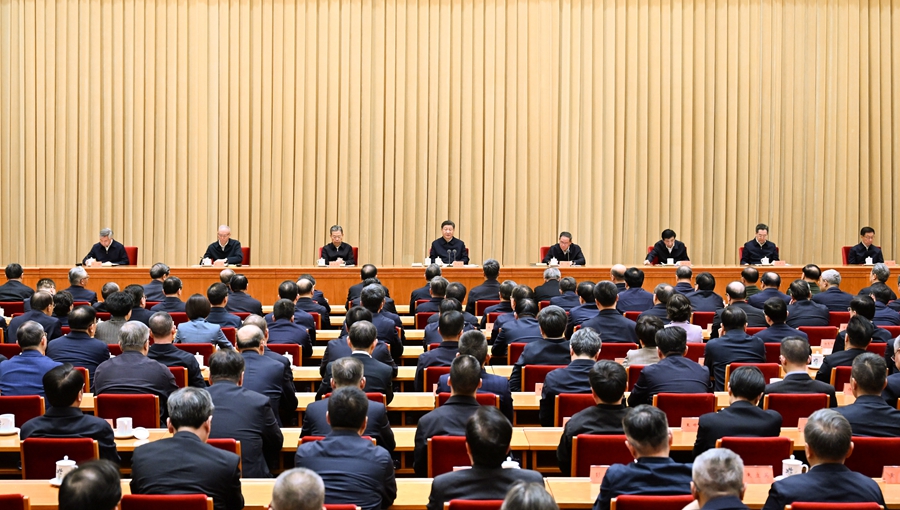 12月27日至28日，中央外事工作會議在北京舉行。中共中央總書記、國家主席、中央軍委主席習(xí)近平出席會議并發(fā)表重要講話。李強(qiáng)、趙樂際、王滬寧、蔡奇、丁薛祥、李希、韓正出席會議。