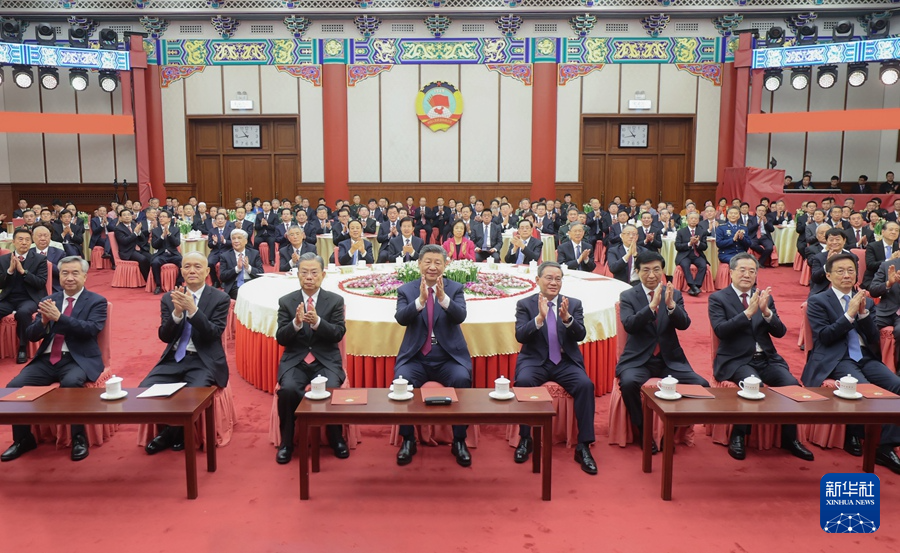 12月29日，全國政協(xié)在北京舉行新年茶話會。黨和國家領導人習近平、李強、趙樂際、王滬寧、蔡奇、丁薛祥、李希、韓正出席茶話會并觀看演出。