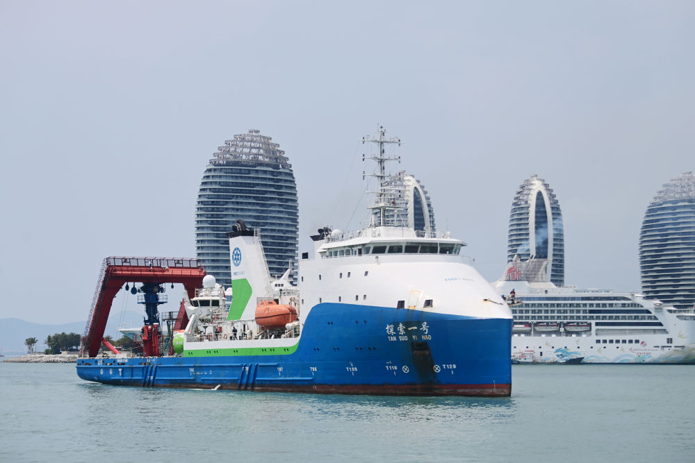 “探索一號”科考船搭載“奮斗者”號全海深載人潛水器返回海南三亞（2024年3月28日攝）。此次科考?xì)v時50天，順利完成中國-印度尼西亞爪哇海溝聯(lián)合深潛任務(wù)。