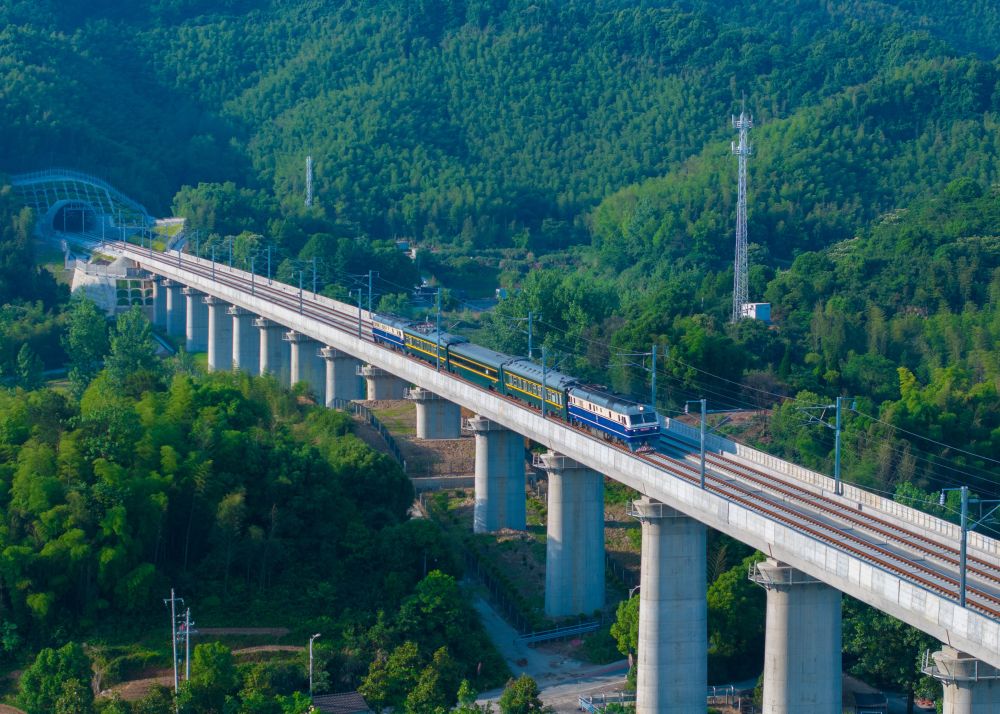 2024年5月18日，杭溫高鐵檢測列車駛出山星巖隧道（無人機照片）。