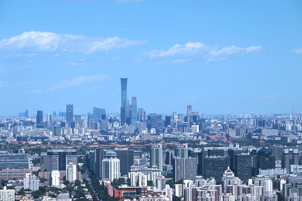 藍(lán)天白云下的北京城市面貌（2024年5月31日攝）。當(dāng)日，北京迎來晴好天氣。