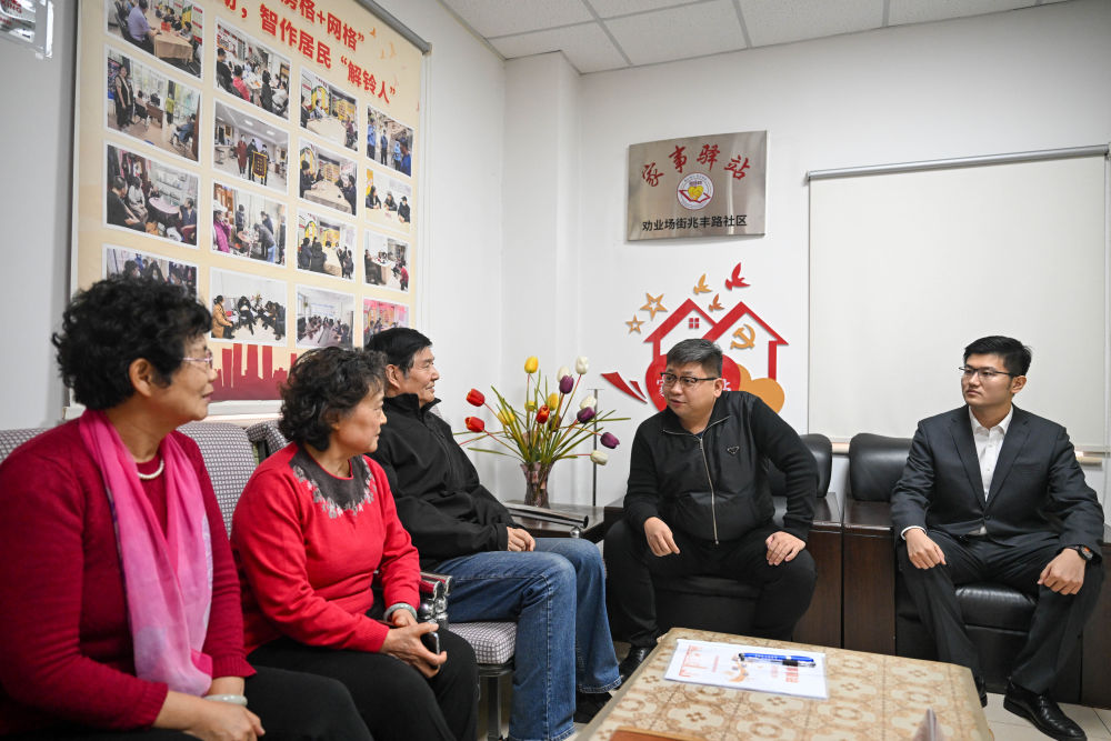 在天津市和平區(qū)勸業(yè)場(chǎng)街道兆豐路社區(qū)“家事驛站”，律師在為社區(qū)鄰里協(xié)調(diào)員普及調(diào)解方法（2023年12月8日攝）。