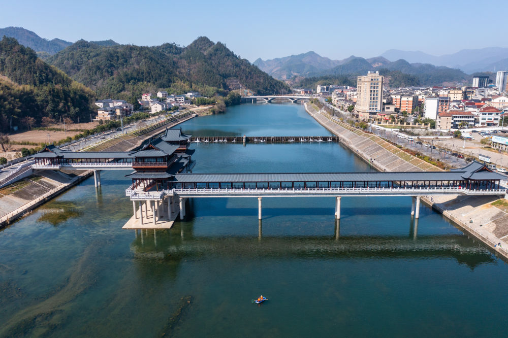 浙江省杭州市臨安區(qū)昌化鎮(zhèn)的黨員志愿者在昌化溪打撈漂浮物，保持河面清潔美觀（2023年3月14日攝，無人機(jī)照片）。