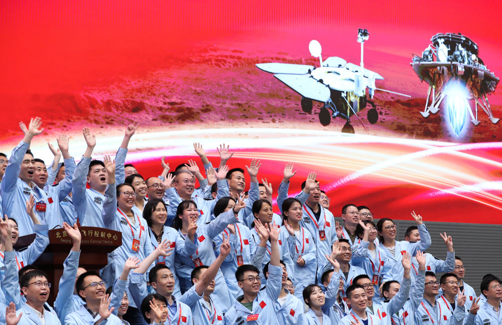 北京航天飛行控制中心青年科技人才群體慶祝我國(guó)首次火星探測(cè)任務(wù)著陸火星成功（2021年5月15日攝）。