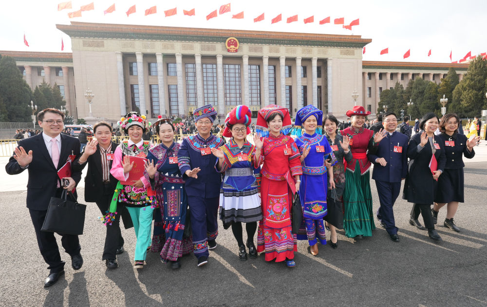 2024年3月11日，第十四屆全國人民代表大會(huì)第二次會(huì)議在北京人民大會(huì)堂舉行閉幕會(huì)。這是閉幕會(huì)后，代表們走出人民大會(huì)堂。