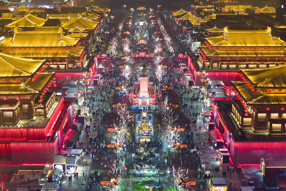 2024年2月2日拍攝的西安大唐不夜城景色（無人機(jī)照片）。