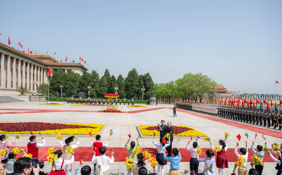 4月23日上午，國(guó)家主席習(xí)近平在北京人民大會(huì)堂同來(lái)華進(jìn)行國(guó)事訪問(wèn)的阿塞拜疆總統(tǒng)阿利耶夫舉行會(huì)談。這是會(huì)談前，習(xí)近平在人民大會(huì)堂東門(mén)外廣場(chǎng)為阿利耶夫舉行歡迎儀式。