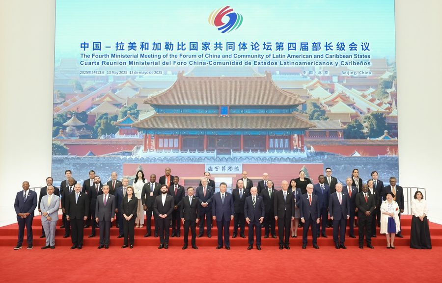 5月13日上午，國家主席習(xí)近平在北京國家會(huì)議中心出席中國－拉美和加勒比國家共同體論壇第四屆部長級會(huì)議開幕式并發(fā)表主旨講話。這是習(xí)近平同與會(huì)嘉賓集體合影。