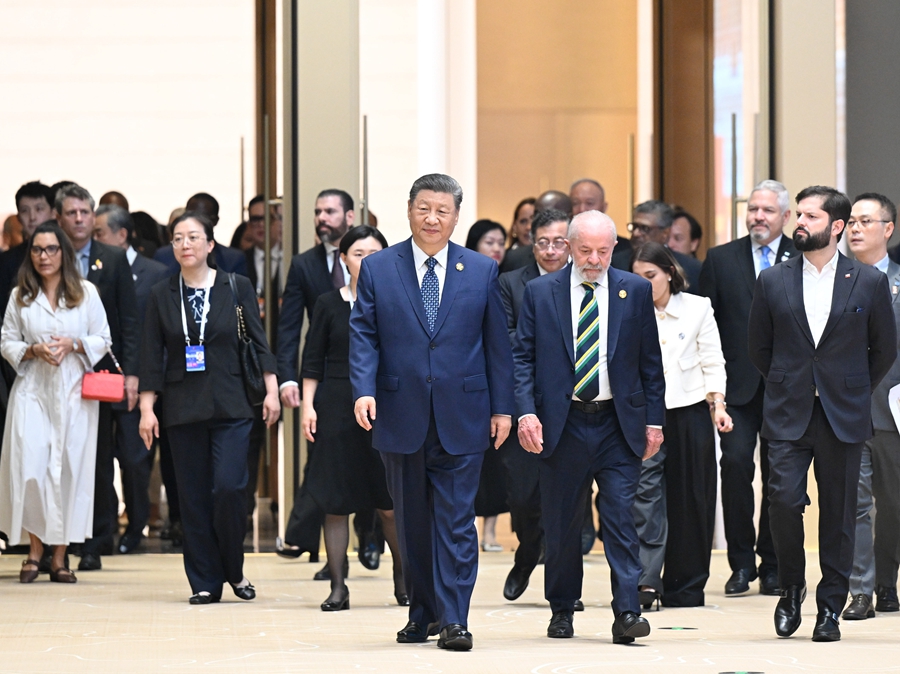 5月13日上午，國家主席習(xí)近平在北京國家會(huì)議中心出席中國－拉美和加勒比國家共同體論壇第四屆部長級會(huì)議開幕式并發(fā)表主旨講話。這是習(xí)近平同與會(huì)嘉賓出席開幕式。