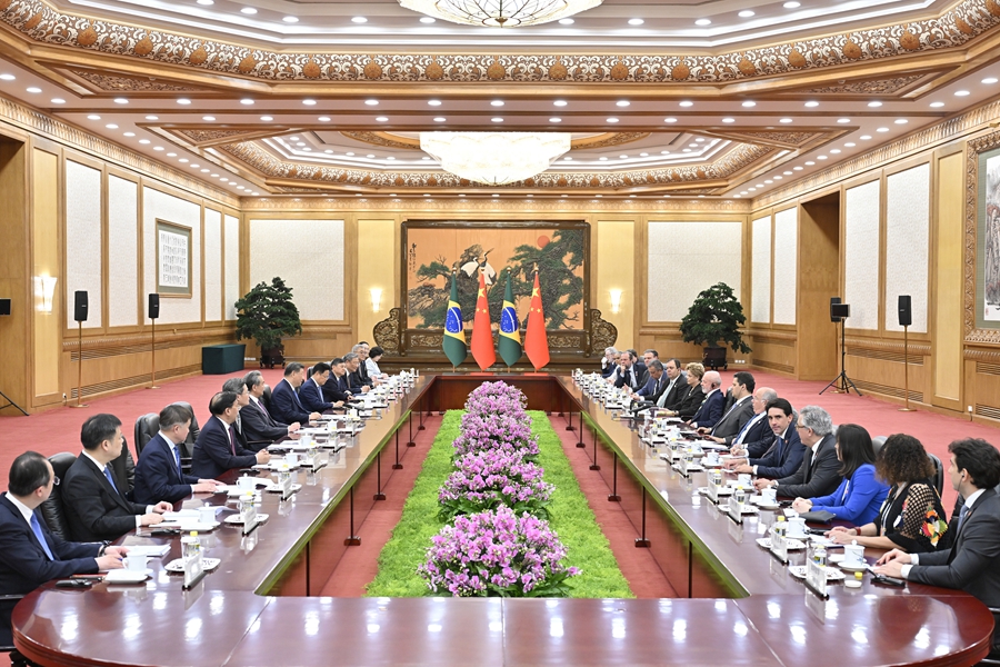 5月13日下午，國家主席習近平在北京人民大會堂同來華進行國事訪問的巴西總統(tǒng)盧拉舉行會談。