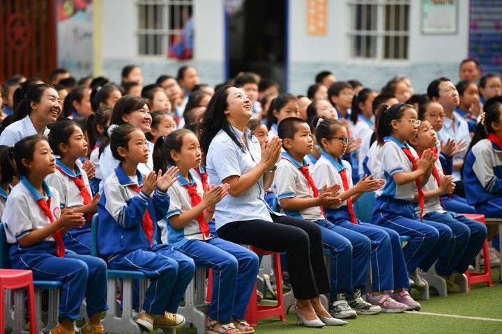 2021年7月1日，在位于陜西省延安市的楊家?guī)X福州希望小學，師生收看慶祝中國共產(chǎn)黨成立100周年大會。