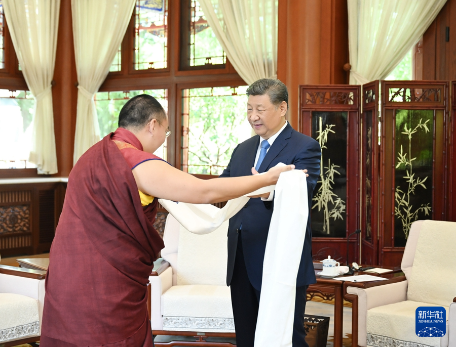 6月6日，中共中央總書(shū)記、國(guó)家主席、中央軍委主席習(xí)近平在北京中南海接受班禪額爾德尼·確吉杰布拜見(jiàn)。這是班禪向習(xí)近平敬獻(xiàn)哈達(dá)。