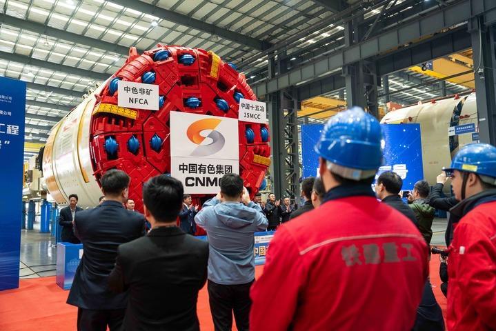 2024年12月18日，出口非洲的“中國有色二號”掘進機在鐵建重工長沙第二產(chǎn)業(yè)園下線。