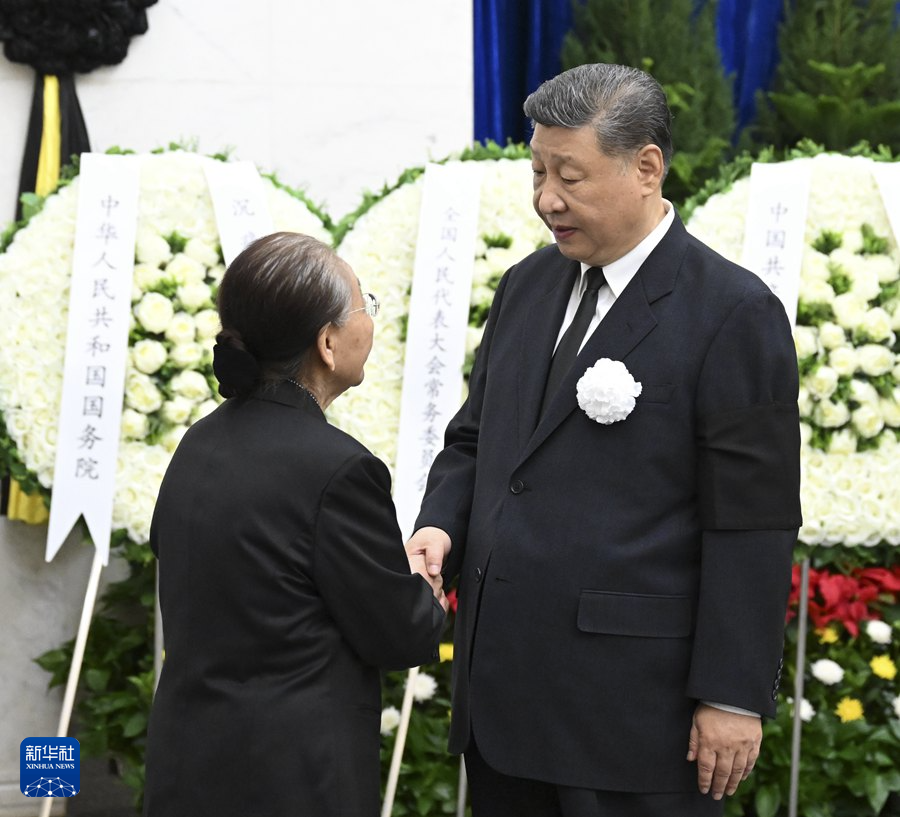 6月12日，熱地同志遺體在北京八寶山革命公墓火化。習近平、李強、趙樂際、王滬寧、蔡奇、丁薛祥、李希等前往八寶山送別。這是習近平與熱地親屬握手，表示深切慰問。