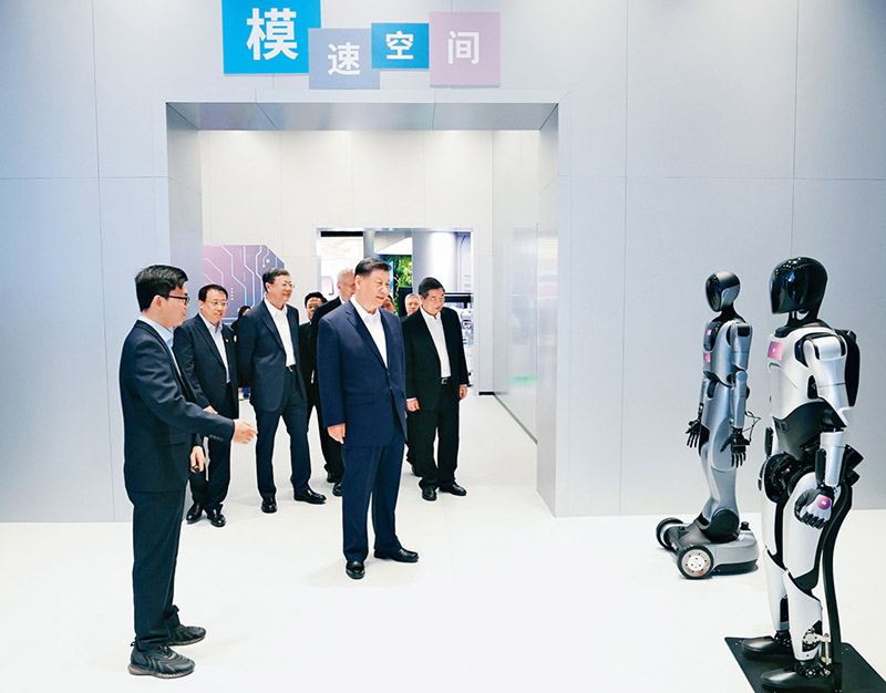 2025年4月29日，中共中央總書記、國家主席、中央軍委主席習(xí)近平在上?？疾?。這是習(xí)近平在位于徐匯區(qū)的上?！澳Ｋ倏臻g”大模型創(chuàng)新生態(tài)社區(qū)，聽取相關(guān)技術(shù)研發(fā)和企業(yè)生產(chǎn)經(jīng)營介紹。