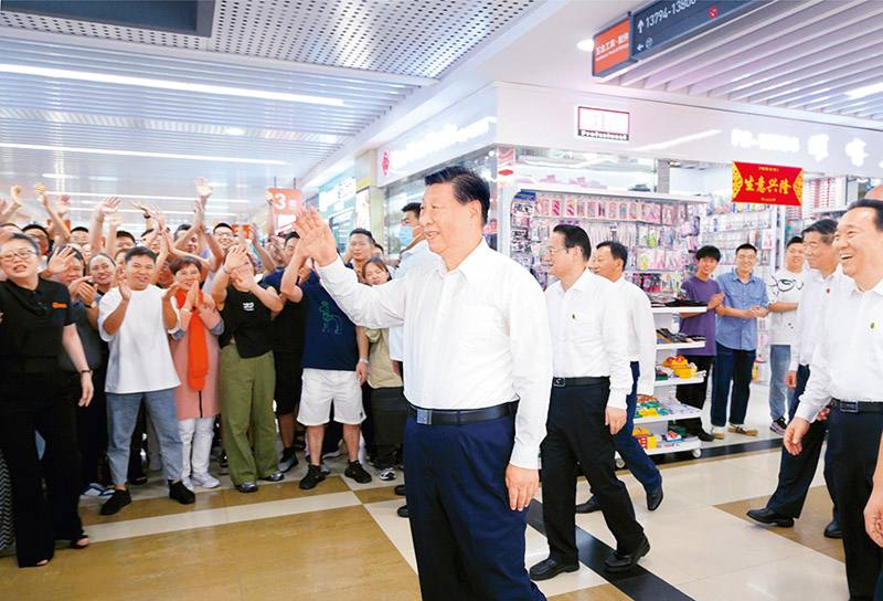 2023年9月20日至21日，中共中央總書記、國家主席、中央軍委主席習(xí)近平在浙江考察。這是20日上午，習(xí)近平在義烏國際商貿(mào)城考察時(shí)，同商戶親切交流。