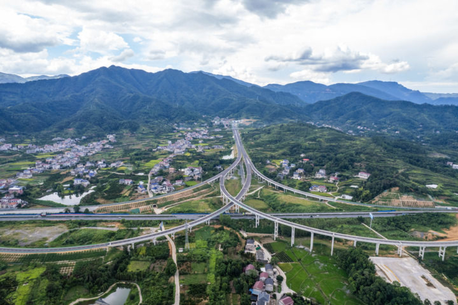 2025年8月19日拍攝的湖南爐慈高速慈利西互通樞紐（無人機照片）。爐慈高速是G59呼和浩特至北海高速公路的一部分，位于常德市石門縣及張家界市慈利縣境內(nèi)。這條高速將長江三峽、壺瓶山、張家界等黃金旅游景點串珠成鏈，構建起湘鄂兩省“兩小時旅游圈”。