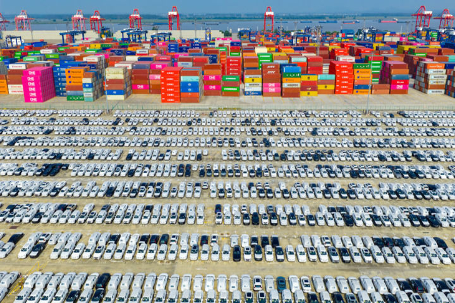 2025年10月4日在江蘇省港口集團南京港龍?zhí)陡蹍^(qū)拍攝的準備裝船出口的汽車（無人機照片）。