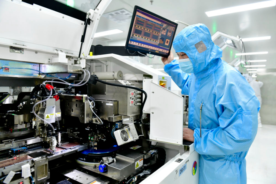 2025年2月13日，在山東一家電子有限公司，工作人員在生產(chǎn)線值守。