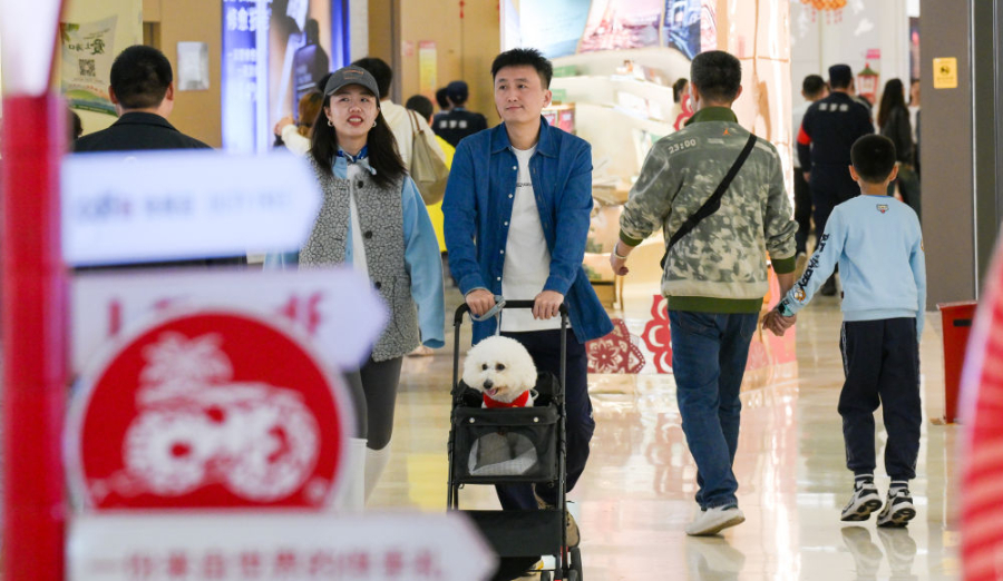 2025年1月30日，游客在中免集團?？谌赵聫V場免稅店選購免稅商品。