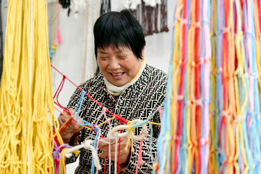 2024年12月13日，在山東省惠民縣姜樓鎮(zhèn)一處巾幗共富工坊，工作人員在編織繩網(wǎng)。