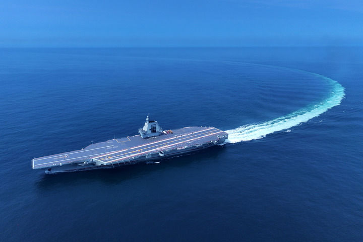 2024年5月7日，我國第一艘國產(chǎn)電磁彈射航空母艦福建艦在首航試驗中（無人機照片）。