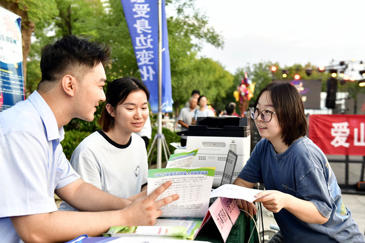 2025年8月25日，在山東省濱州市惠民縣孫武廣場，人社局的工作人員向市民介紹社保證明查詢相關服務。