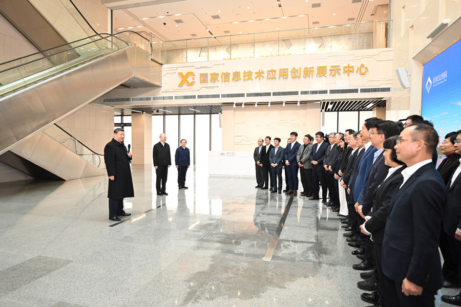 2月9日至10日，中共中央總書記、國家主席、中央軍委主席習近平在北京考察并看望慰問基層干部群眾。這是9日上午，習近平在位于北京亦莊的國家信創(chuàng)園考察時，同科研人員和科技企業(yè)負責人代表交流。