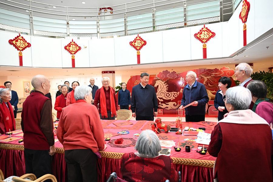 2月9日至10日，中共中央總書記、國家主席、中央軍委主席習近平在北京考察并看望慰問基層干部群眾。這是10日上午，習近平在西城區(qū)“吾老·新街”養(yǎng)老服務街區(qū)銀齡老年公寓考察時，同老人們親切交流。