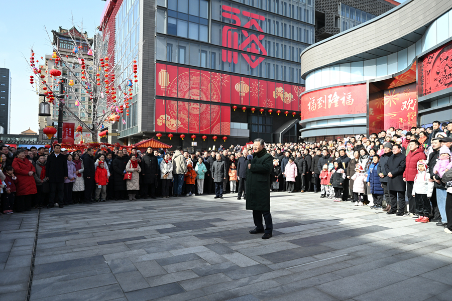 2月9日至10日，中共中央總書記、國家主席、中央軍委主席習近平在北京考察并看望慰問基層干部群眾。這是10日上午，習近平在東城區(qū)隆福寺街區(qū)考察時，向全國各族人民和香港同胞、澳門同胞、臺灣同胞、海外僑胞致以美好的新春祝福。
