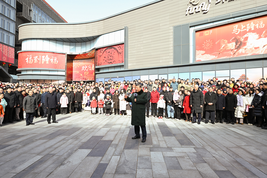 2月9日至10日，中共中央總書記、國家主席、中央軍委主席習近平在北京考察并看望慰問基層干部群眾。這是10日上午，習近平在東城區(qū)隆福寺街區(qū)考察時，向全國各族人民和香港同胞、澳門同胞、臺灣同胞、海外僑胞致以美好的新春祝福。