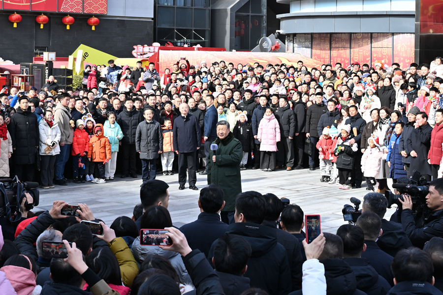 2月9日至10日，中共中央總書記、國家主席、中央軍委主席習近平在北京考察并看望慰問基層干部群眾。這是10日上午，習近平在東城區(qū)隆福寺街區(qū)考察時，向全國各族人民和香港同胞、澳門同胞、臺灣同胞、海外僑胞致以美好的新春祝福。
