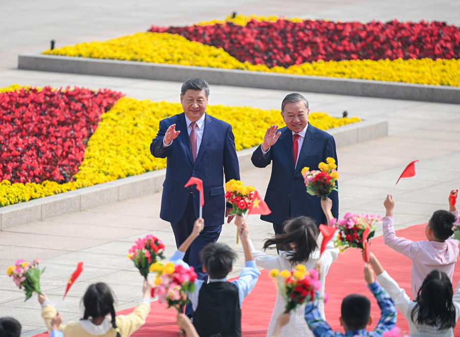 4月15日上午，中共中央總書記、國家主席習(xí)近平在北京人民大會堂同來華進行國事訪問的越共中央總書記、國家主席蘇林舉行會談。這是會談前，習(xí)近平在人民大會堂東門外廣場為蘇林舉行歡迎儀式。