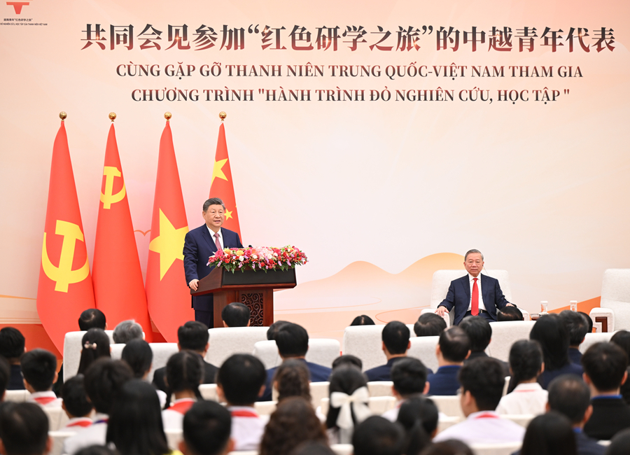 4月15日上午，中共中央總書(shū)記、國(guó)家主席習(xí)近平在北京人民大會(huì)堂同來(lái)華進(jìn)行國(guó)事訪問(wèn)的越共中央總書(shū)記、國(guó)家主席蘇林共同會(huì)見(jiàn)參加“紅色研學(xué)之旅”的中越青年代表。