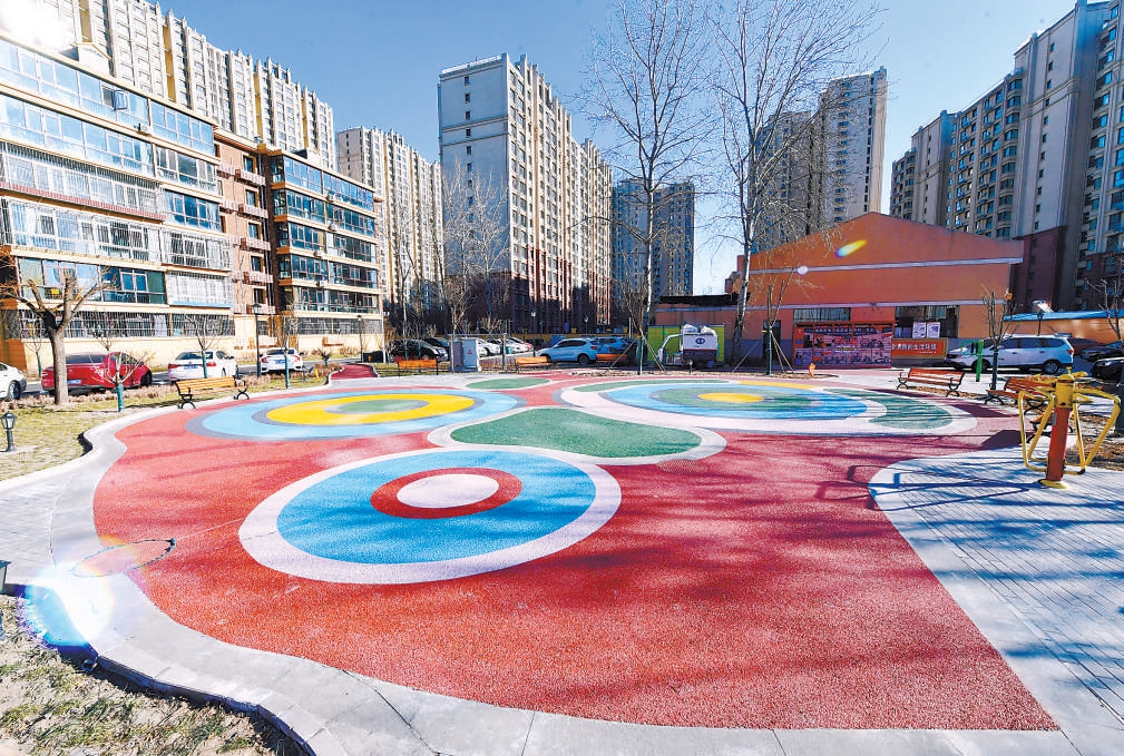 經(jīng)過改造提升，北小園小區(qū)多了個(gè)漂亮的小廣場(chǎng)。